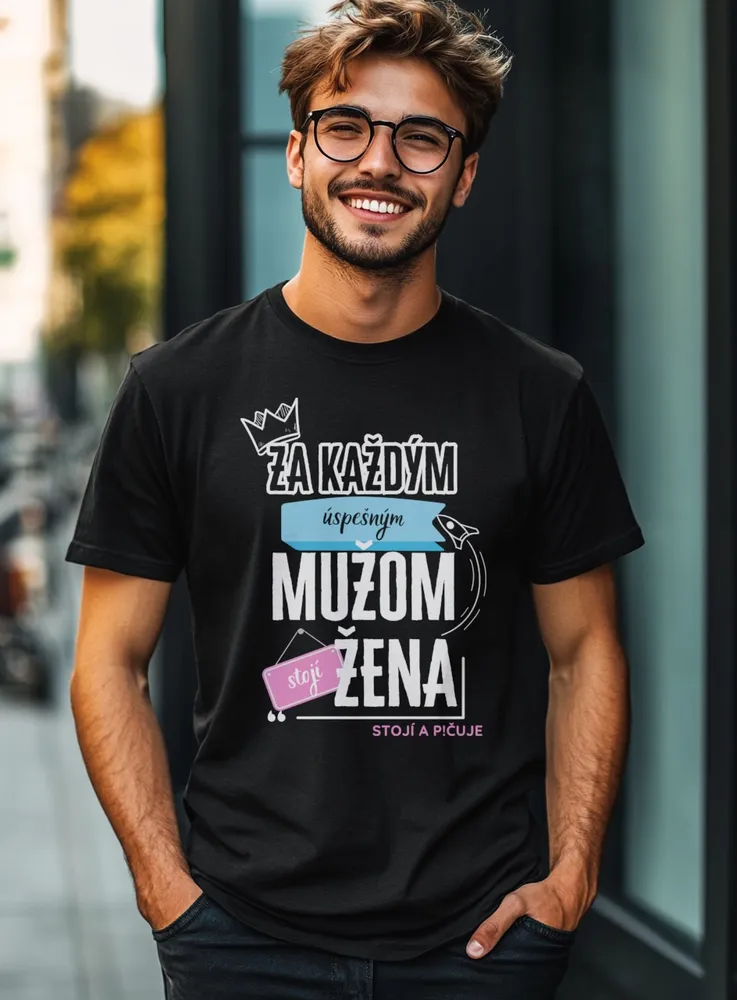 Vtipné-tričko-Za-každým-mužom-Pánske-čierne